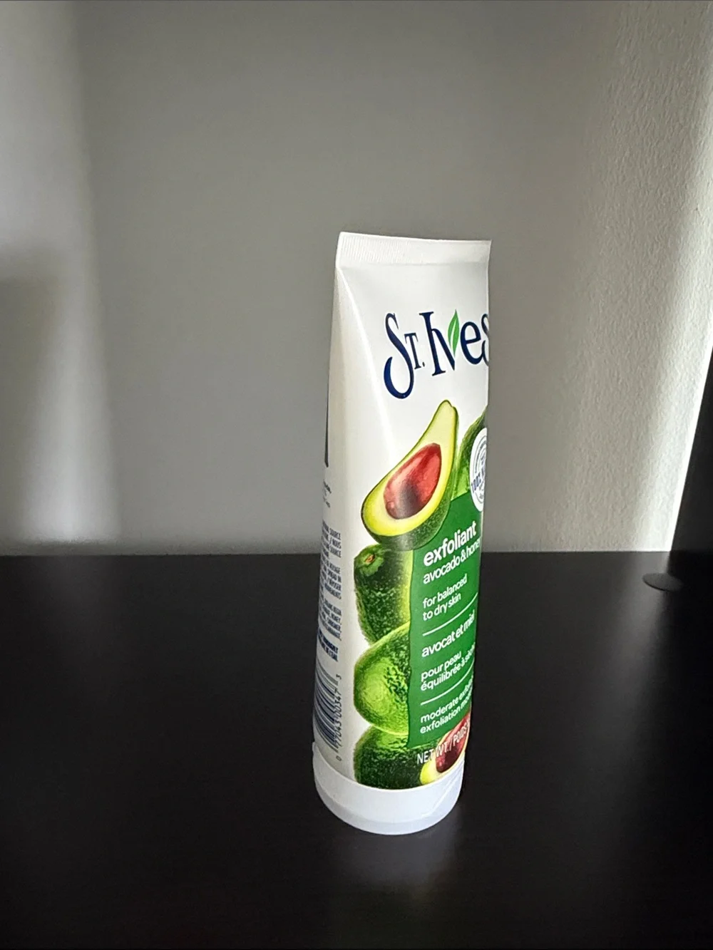 St. Ives Avocado & Honey Exfoliant face scrub - Green